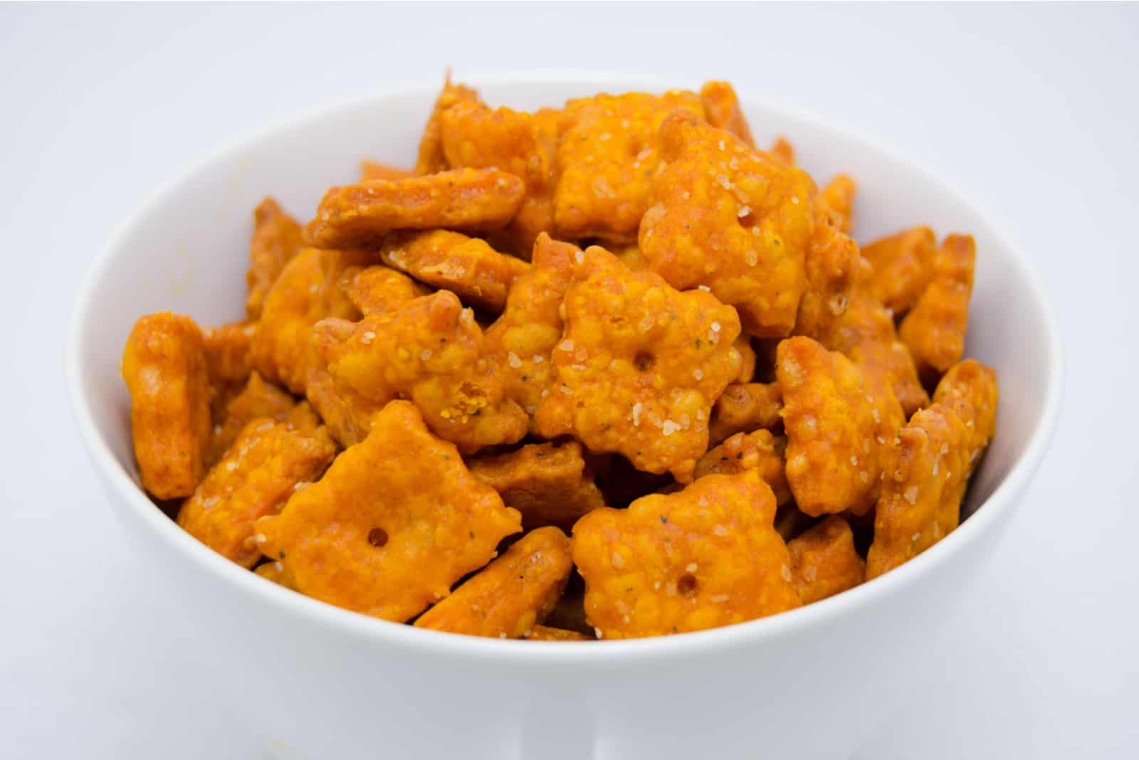 Cheez-Its bocadillos en un cuenco blanco
