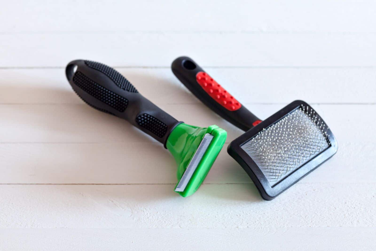 Herramientas de deshedding en la mesa