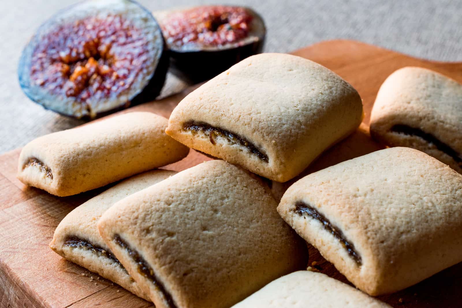 Galletas de higo sobre superficie de madera