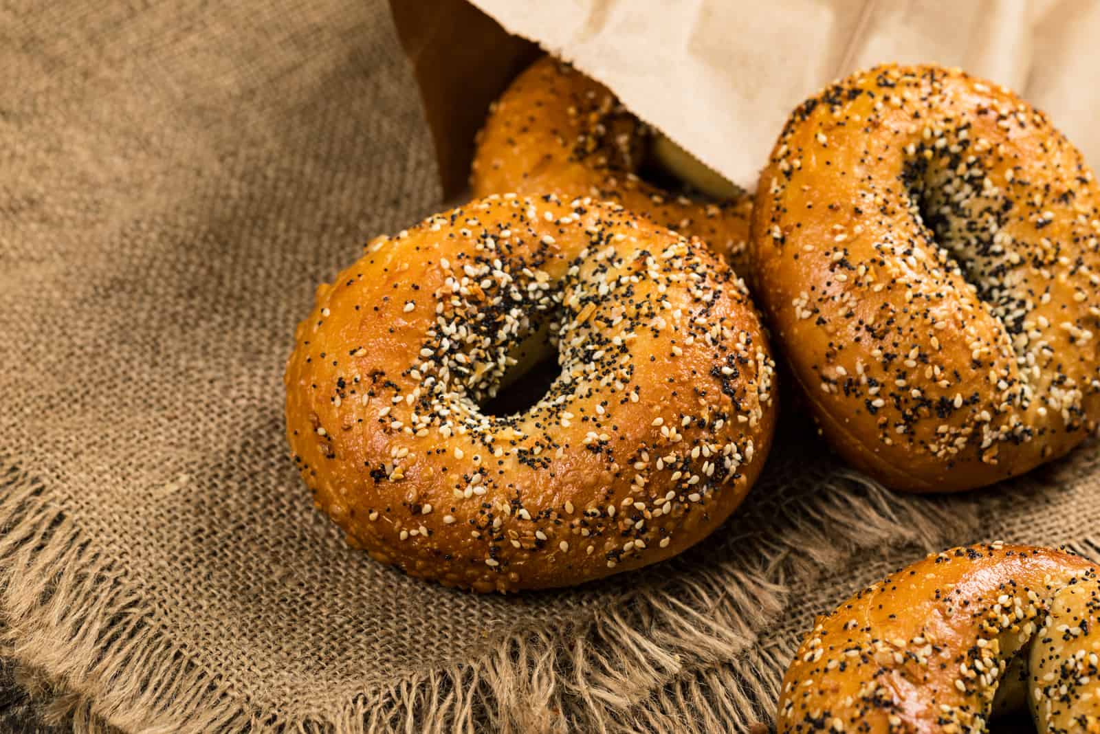 Bagels recién horneados cubiertos con semillas de sésamo, semillas de amapola, ajo