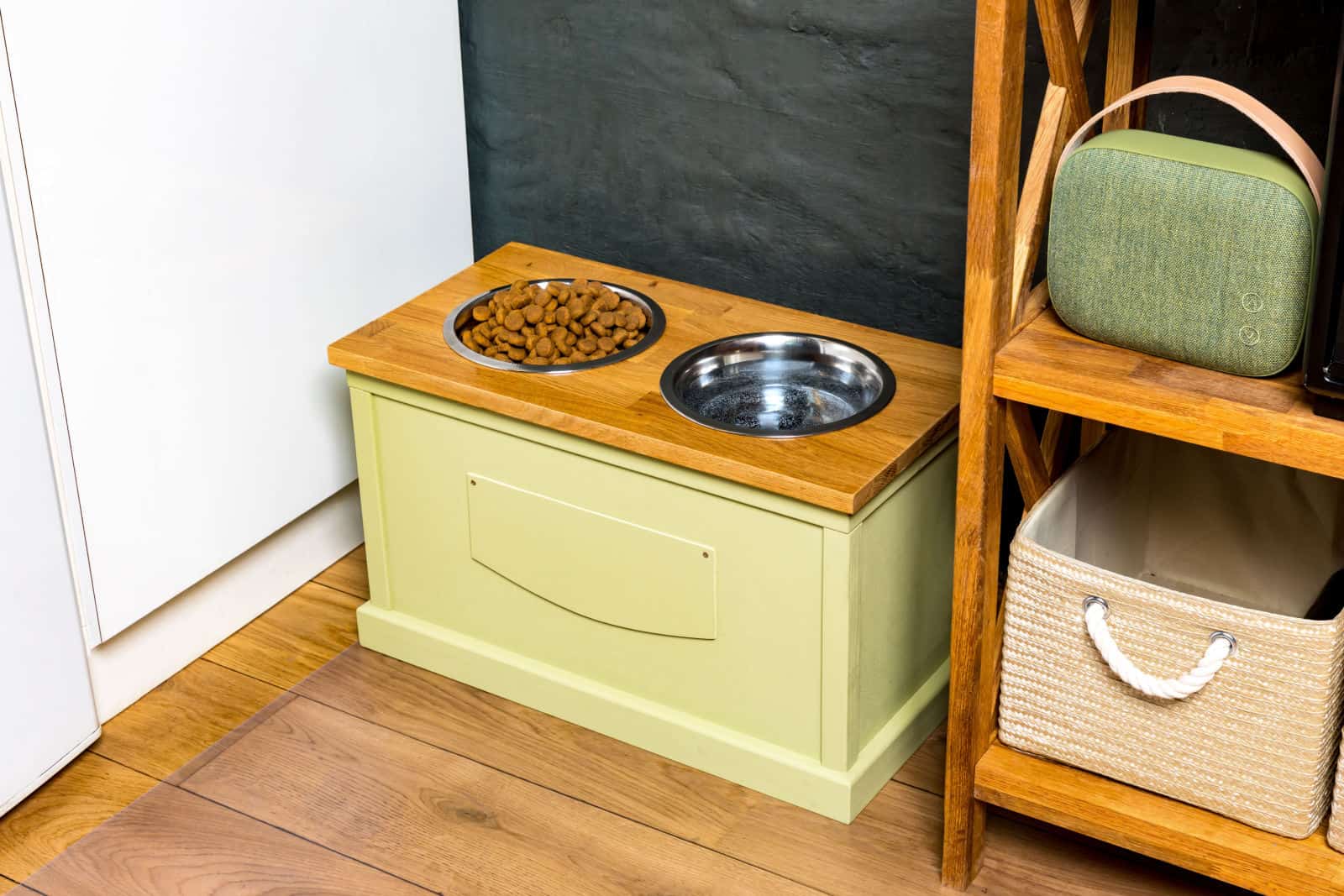 Mesa de comedor para perros hecha a mano