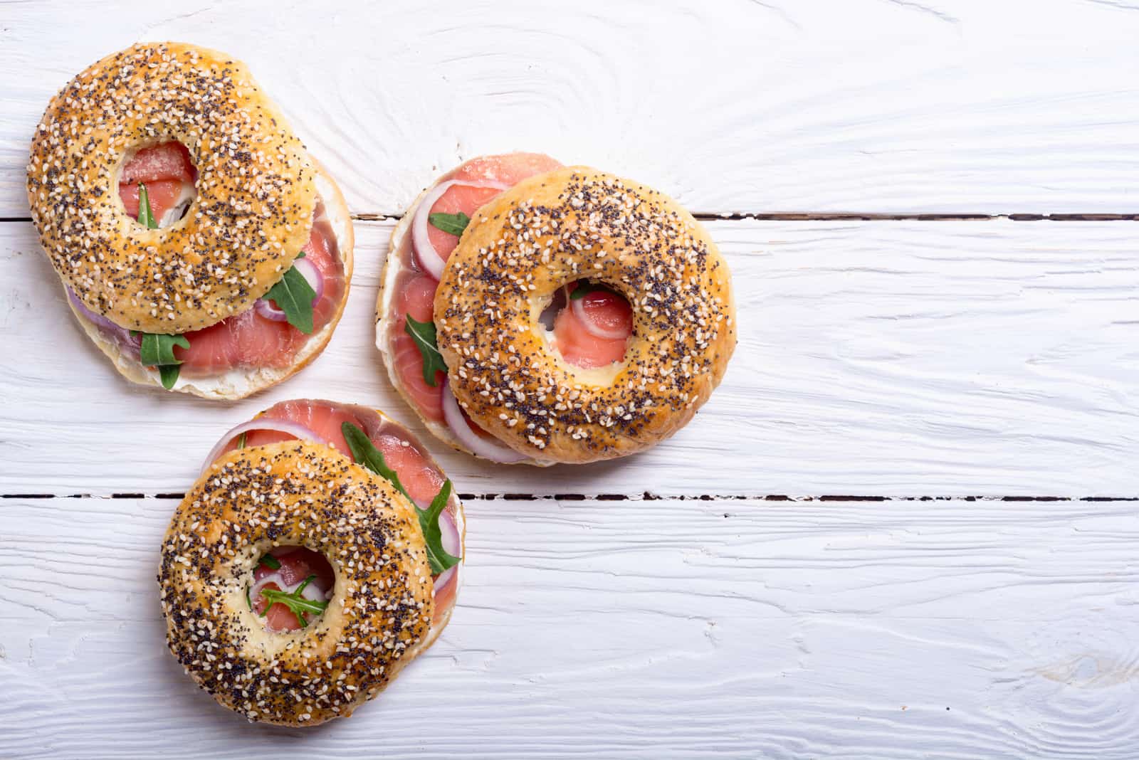 Bagels caseros con salmón y cebolla