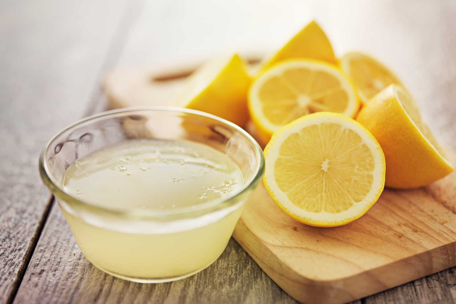 Jugo de Limón en un tazón sobre la mesa