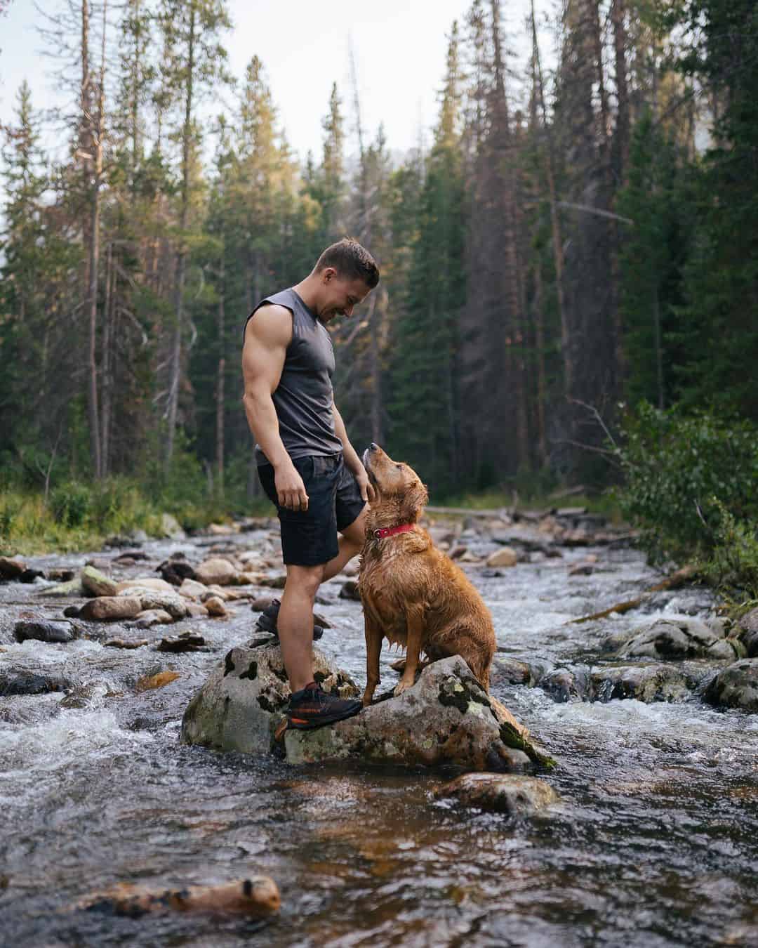 Hombre y perro en una caminata, buscando nuevas experiencias