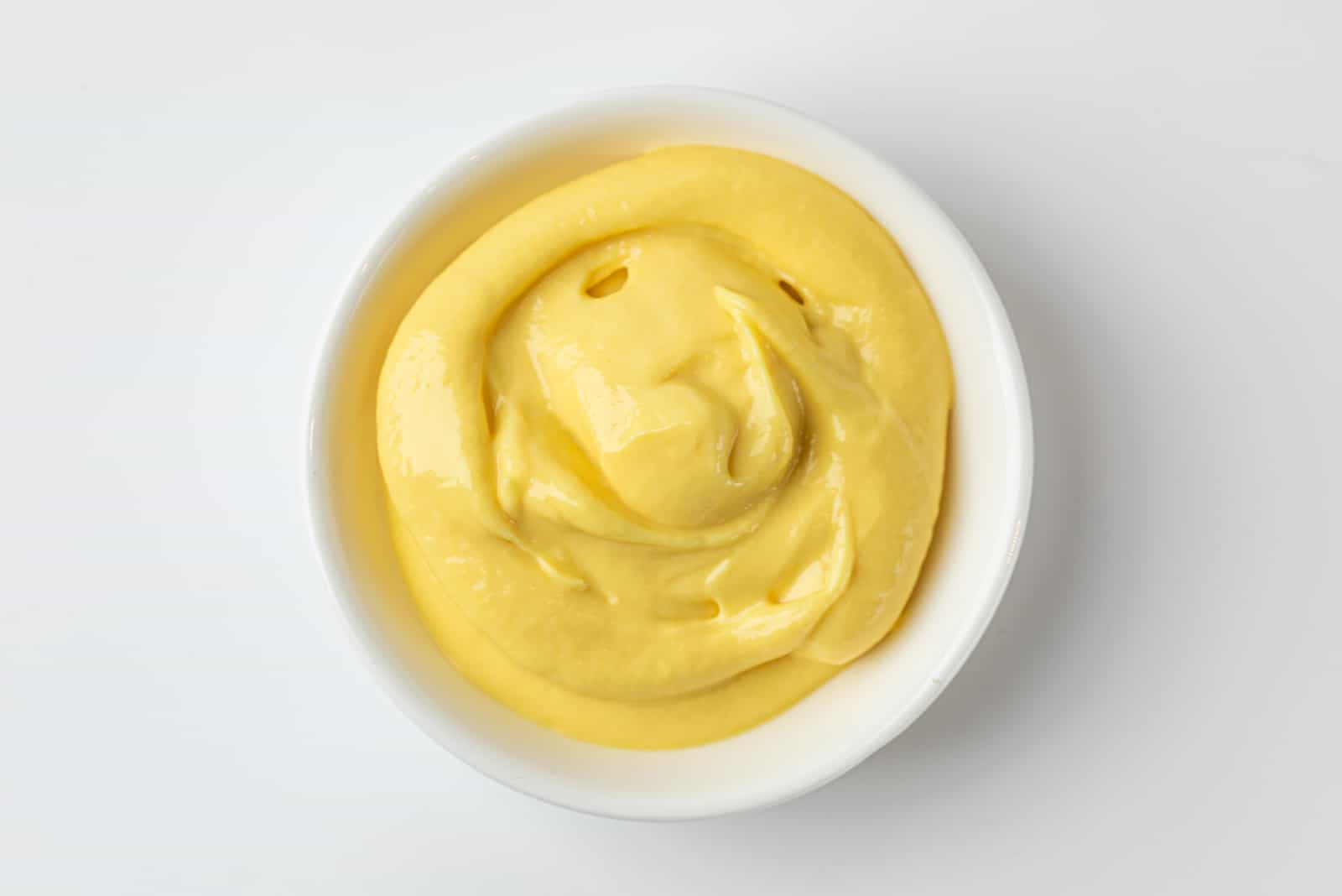 Mostaza, salsa en un plato hondo, color amarillo