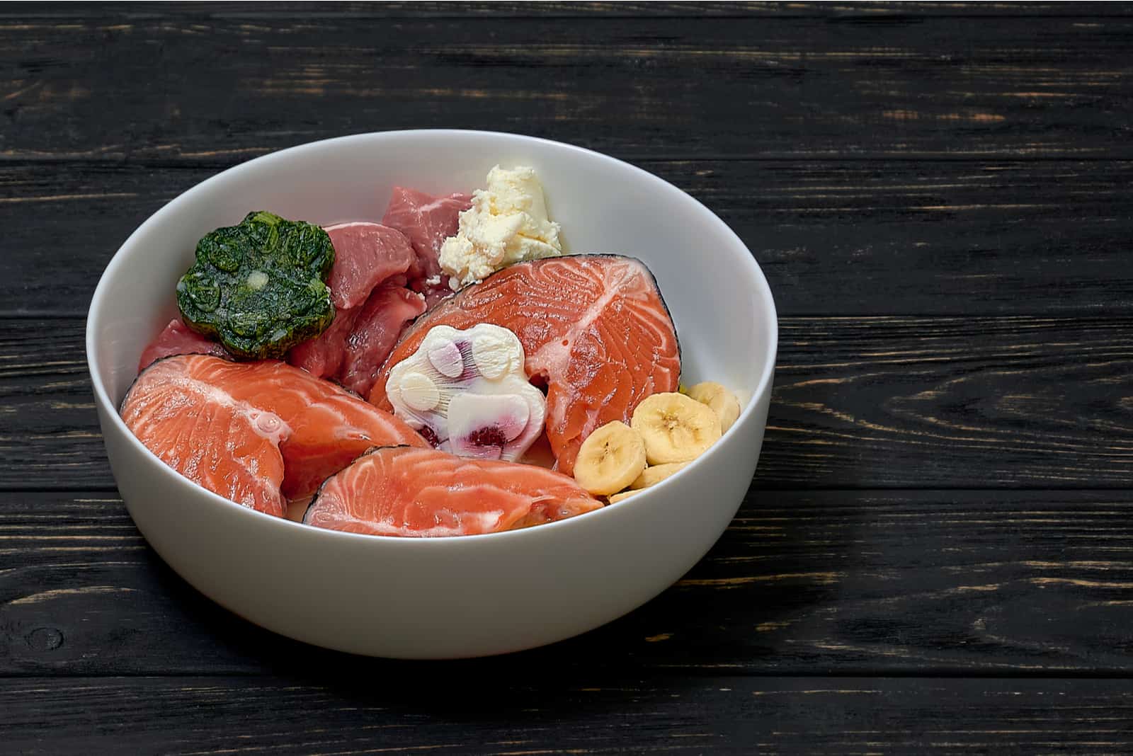 Comida para perros natural, orgánica y cruda en tazón