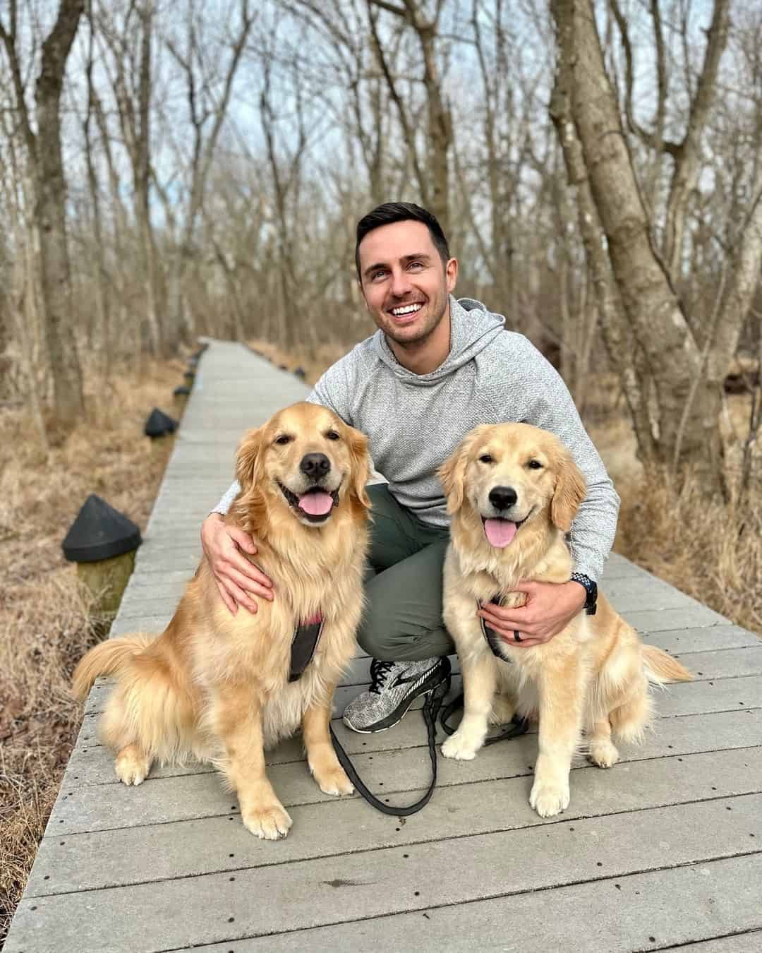 Foto de un hombre pasando tiempo con sus perros