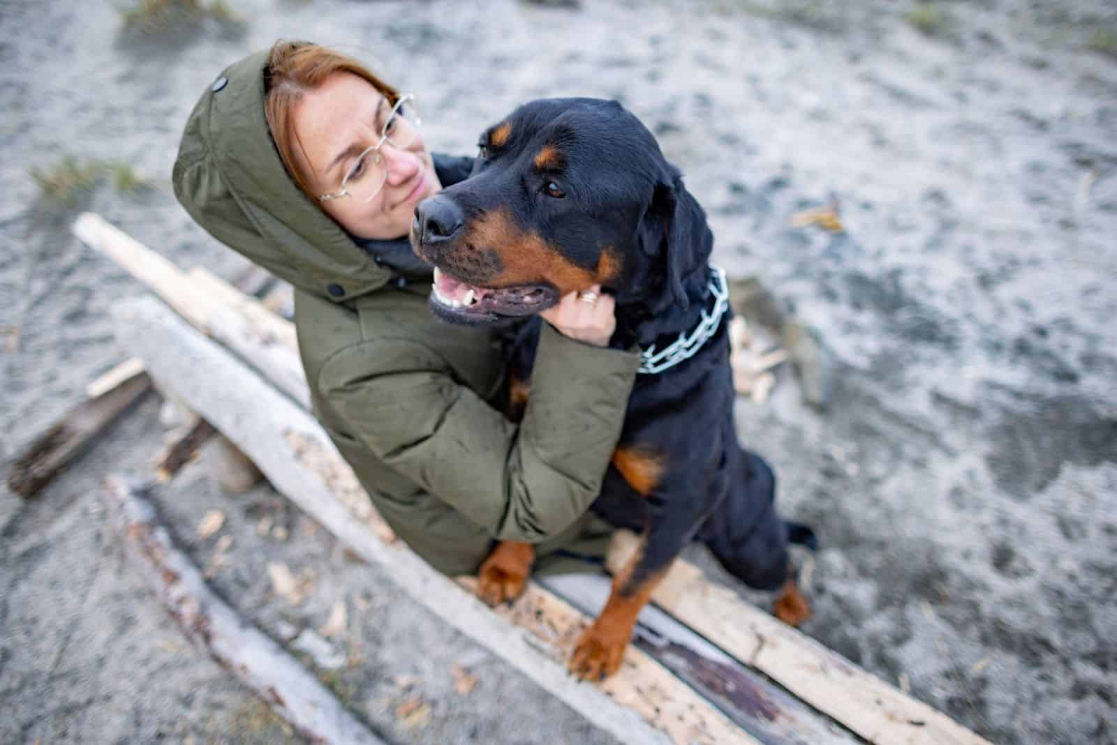 Rottweiler en los brazos de una mujer