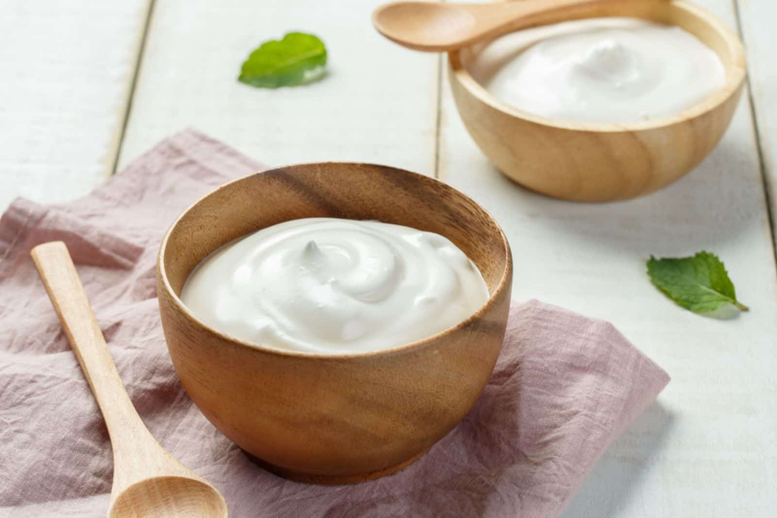 Yogur en un bol de madera