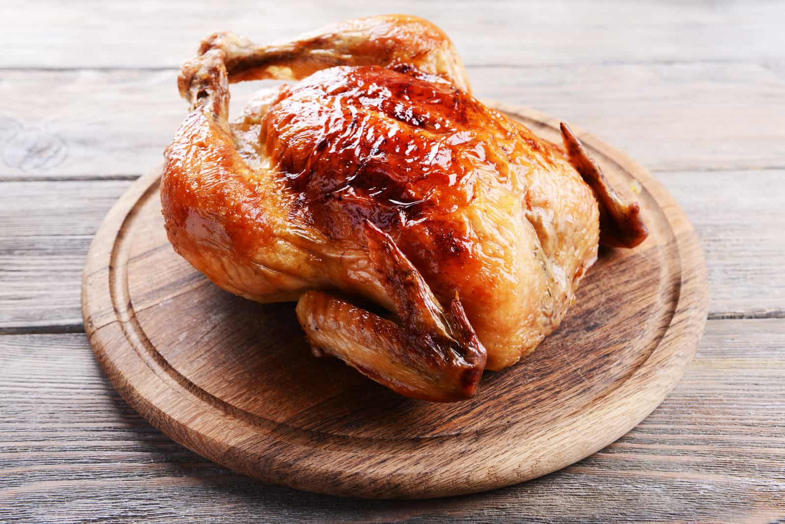 pollo al horno en tabla de cortar