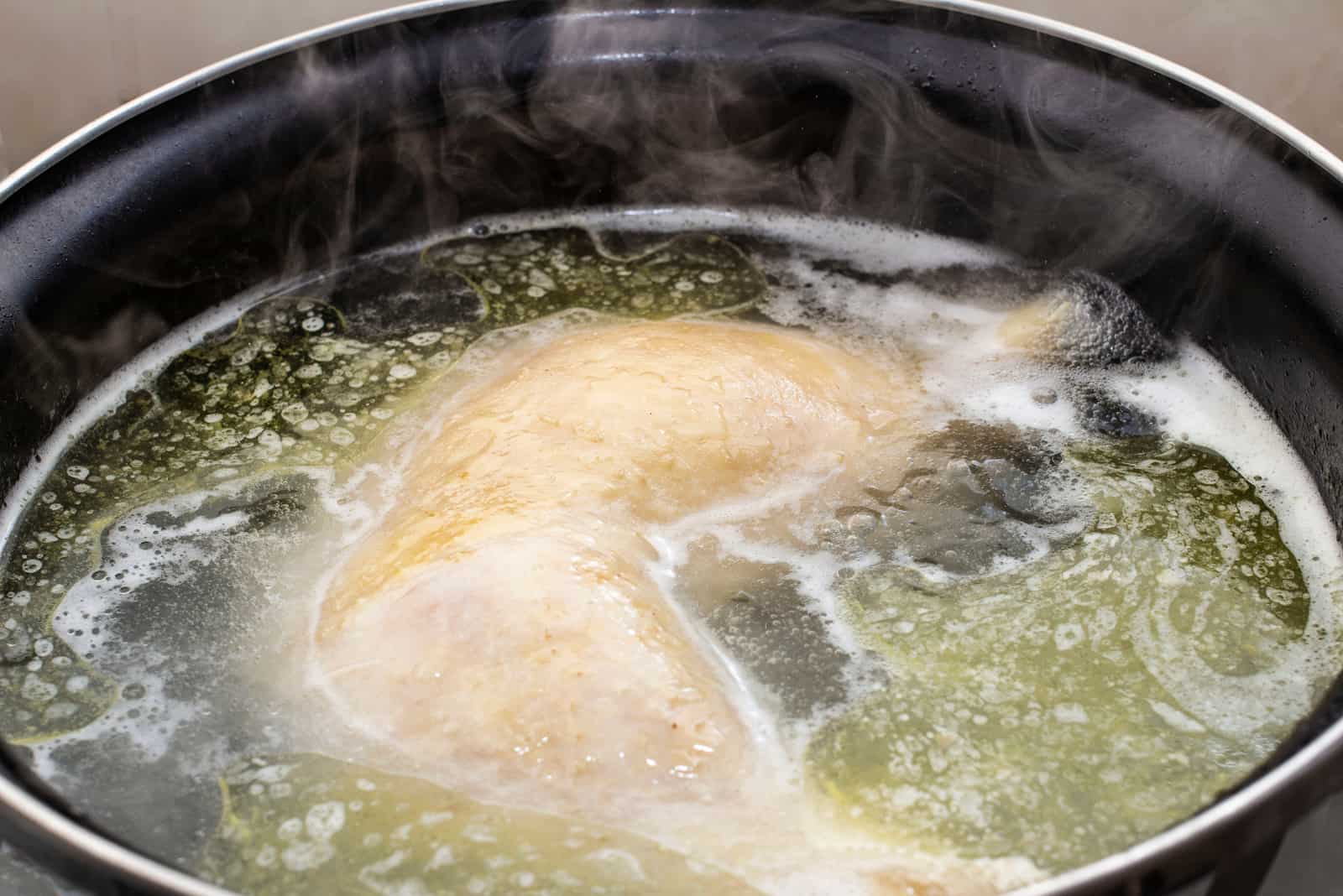 pollo hervido listo en la olla