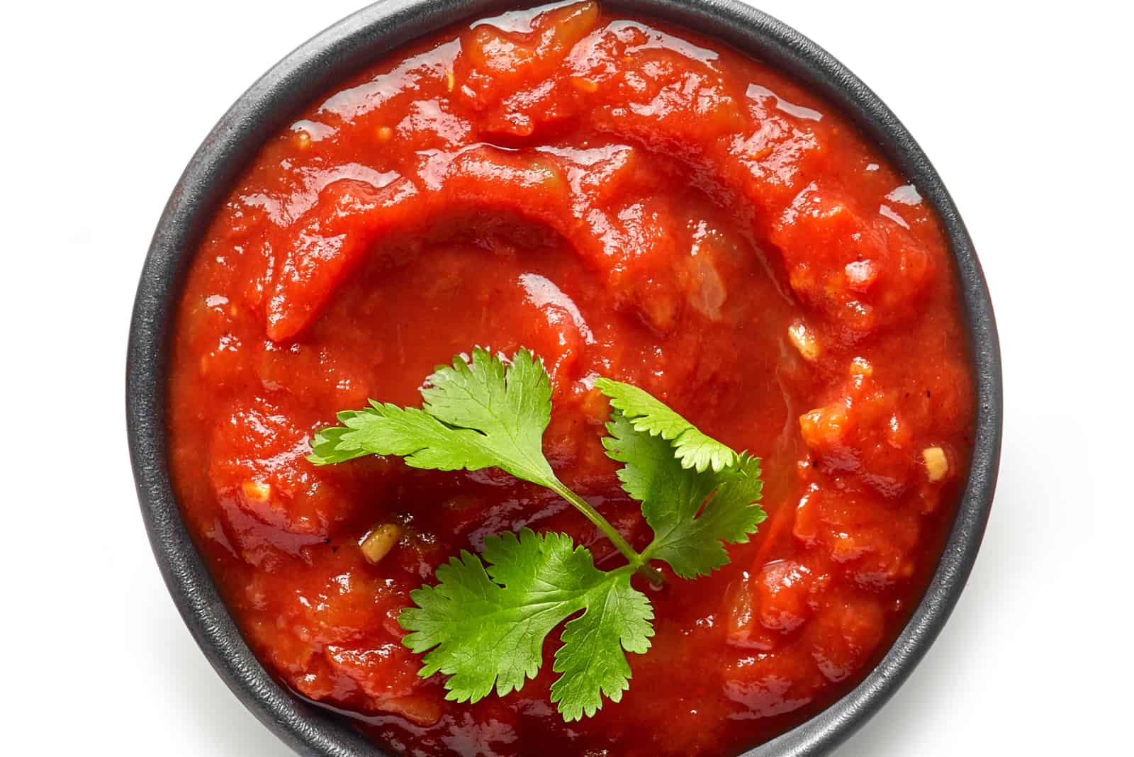 tazón de salsa mexicana aislado sobre fondo blanco, vista superior