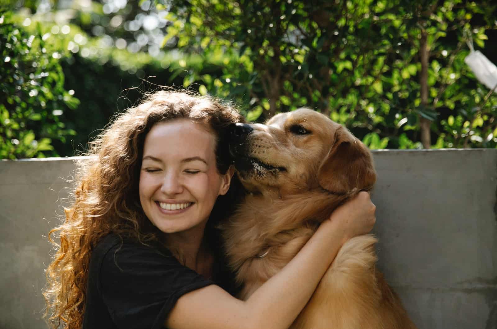 perro lamiendo la cara de una mujer