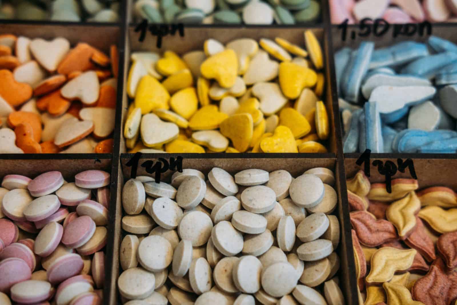 vitaminas para perros y suplementos en la estantería del supermercado de animales