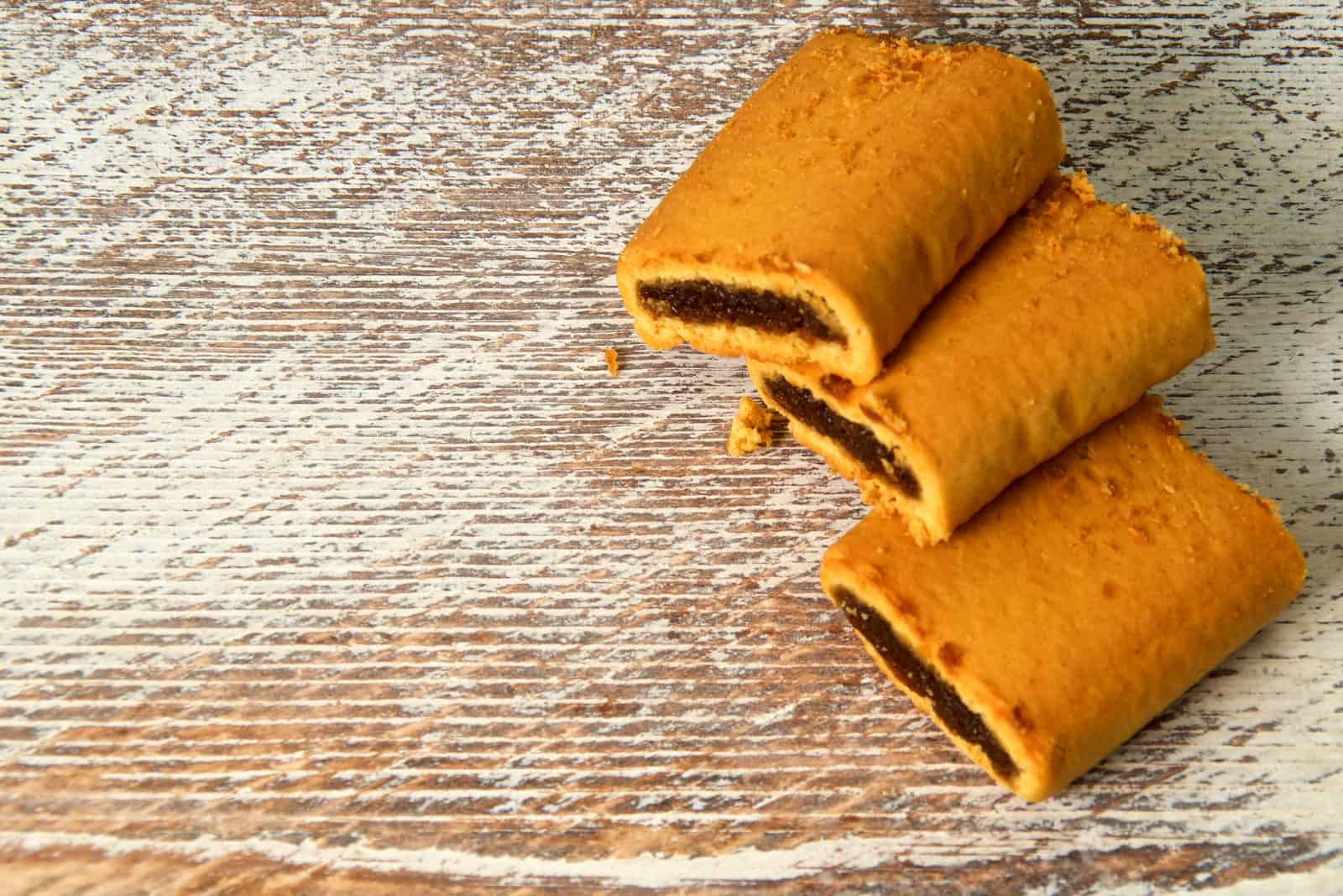 galletas de barra de higo sobre fondo de madera vieja