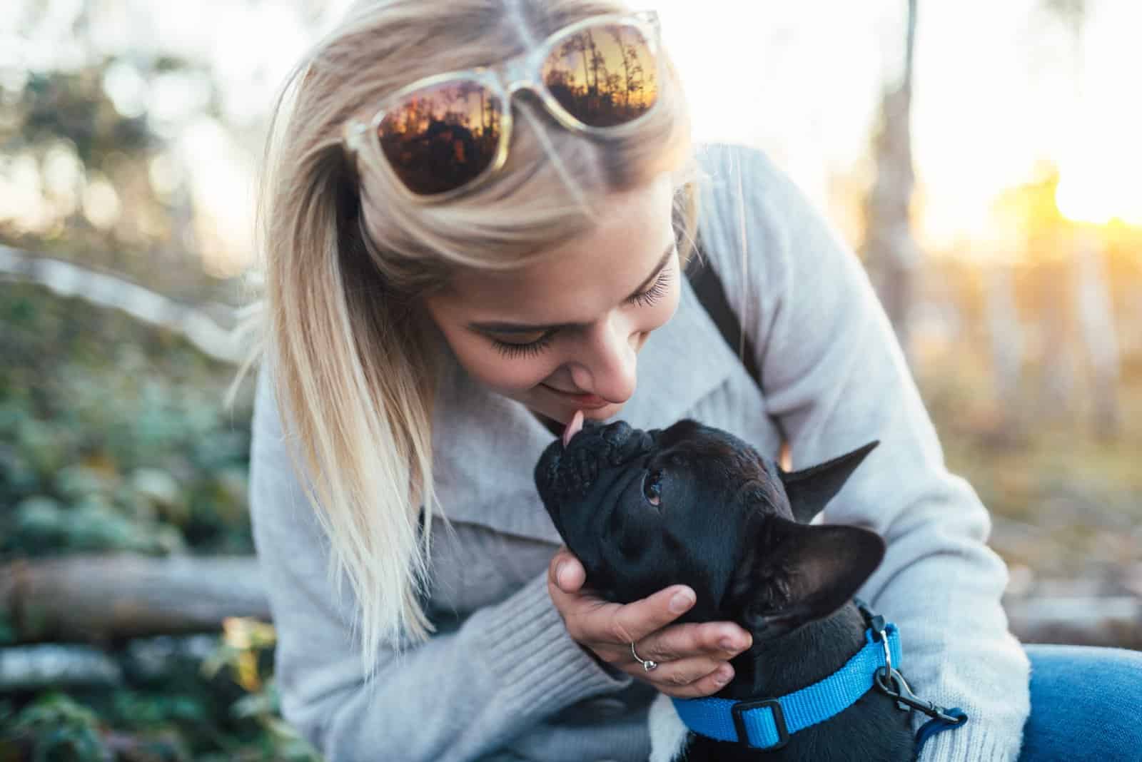 criadores de bulldog francés en Ohio abrazando con perro