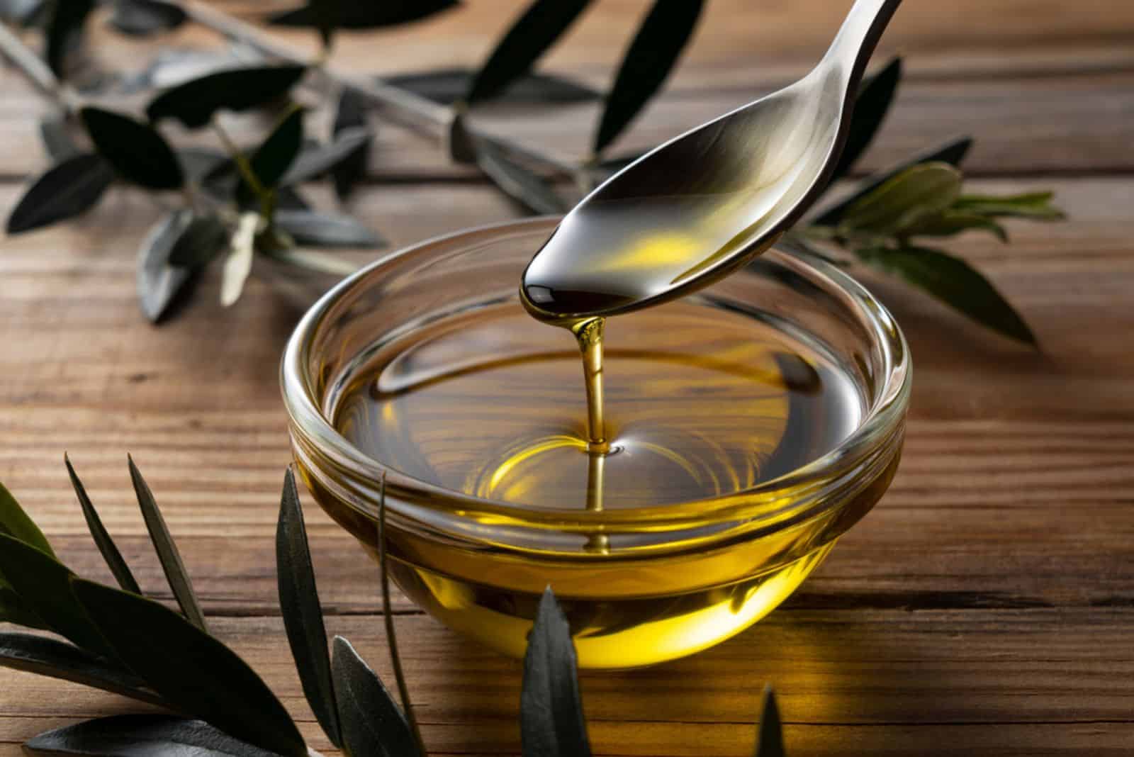 aceite de oliva en un bol
