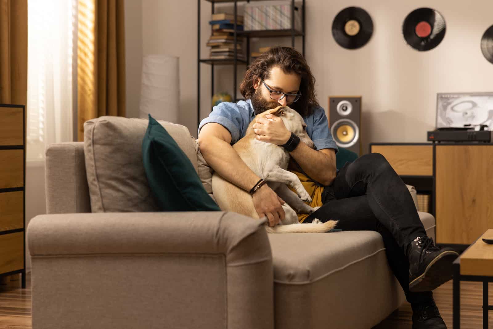 dueño abrazando a su perro