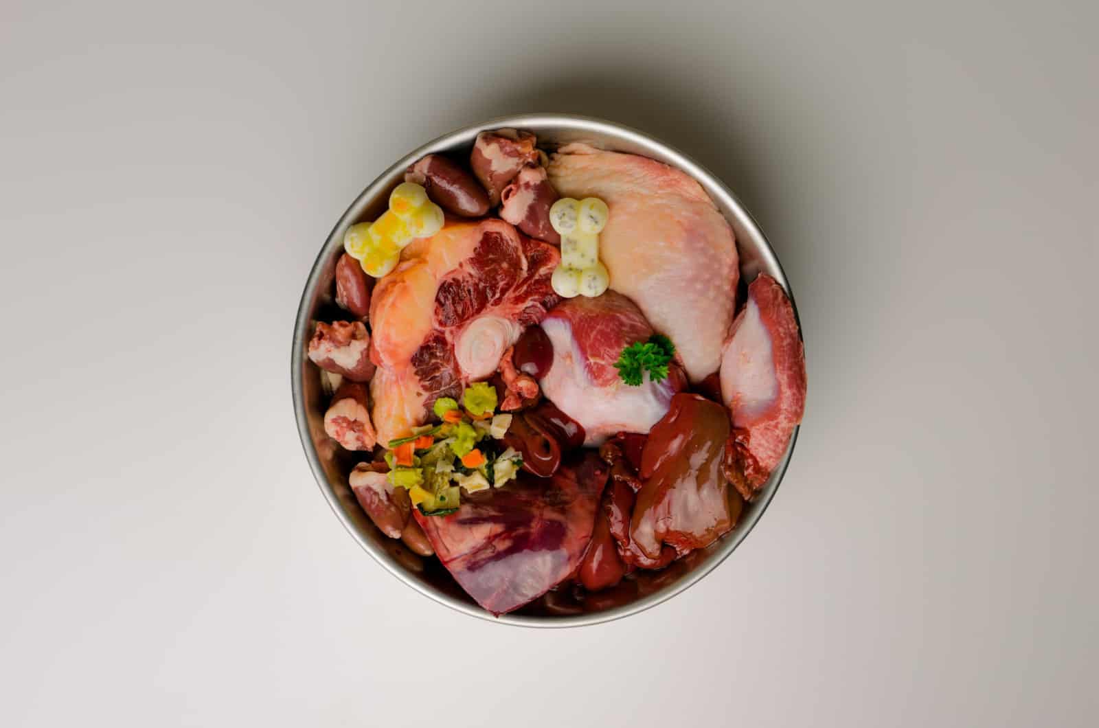 comida cruda con suplementos dietéticos