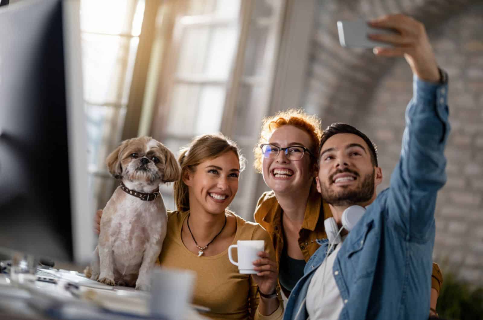 equipo de jóvenes empresarios felices con un perro divirtiéndose