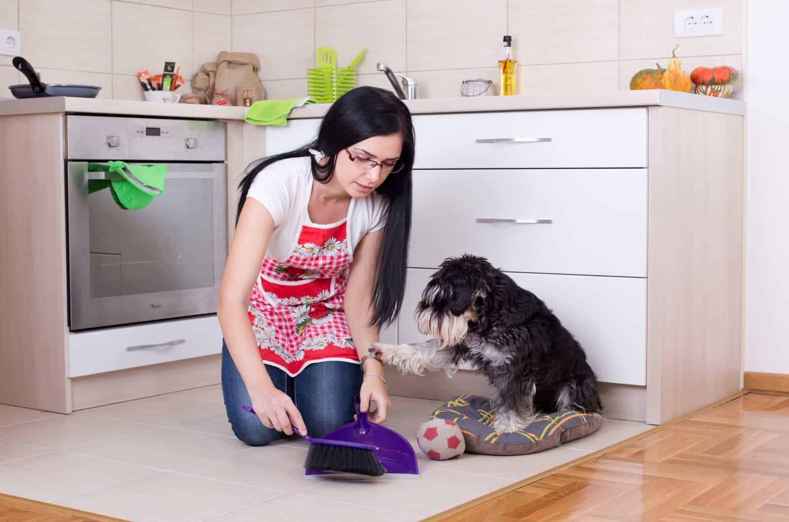 mujer recogiendo después de su perro