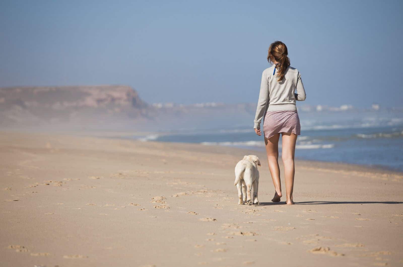 mujer caminando con su perro