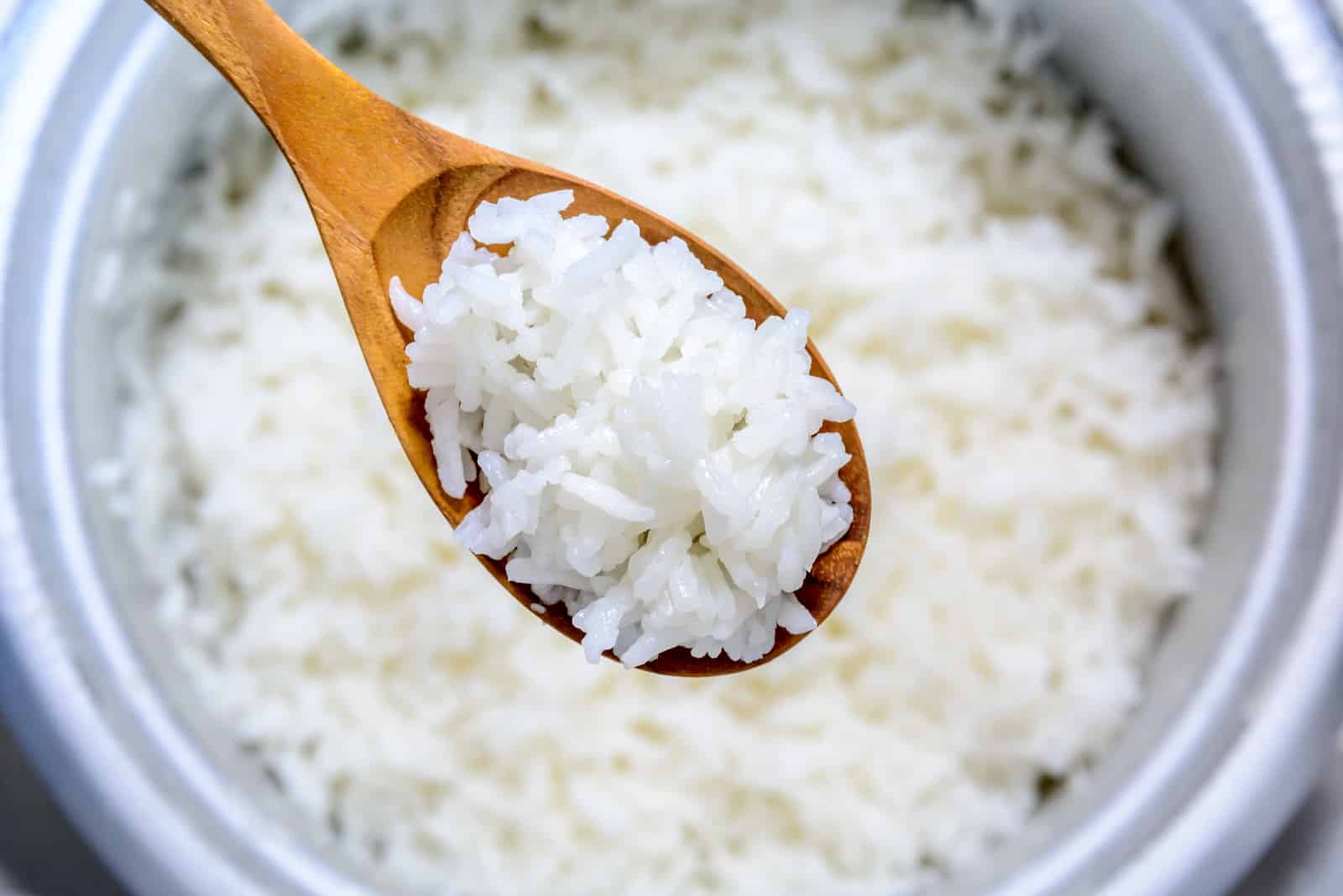 cuchara de madera con arroz cocido