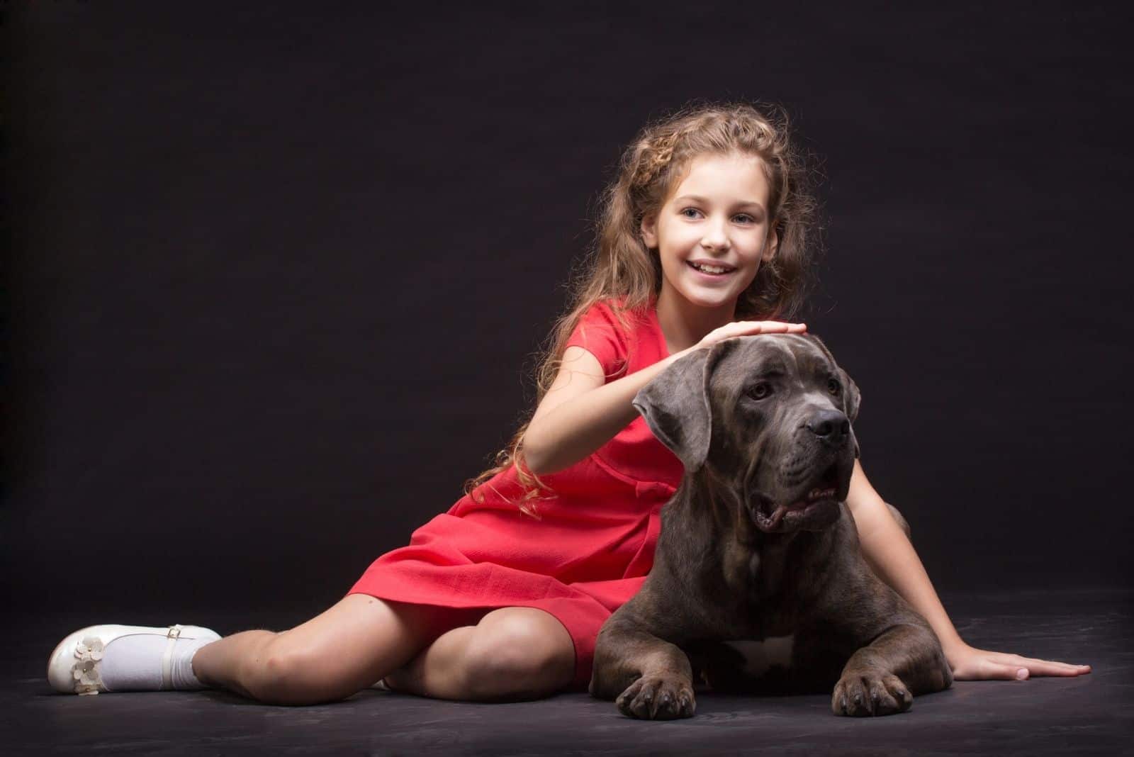 chica joven jugando con el perro en el estudio