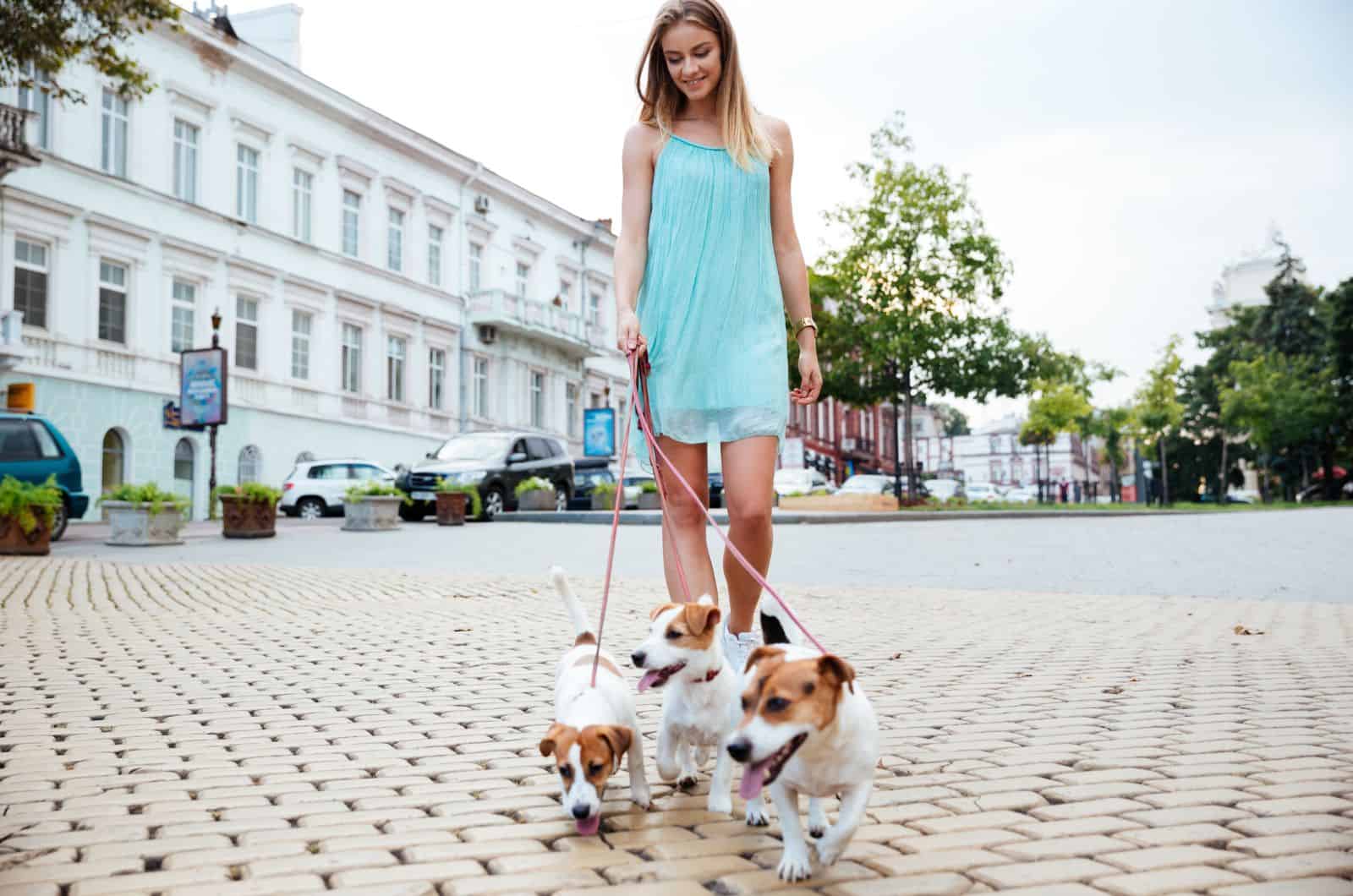 joven mujer con su perro afuera