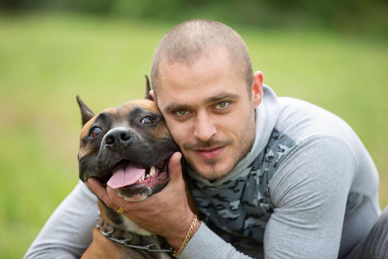 American Staffordshire Terrier con el dueño en un paseo