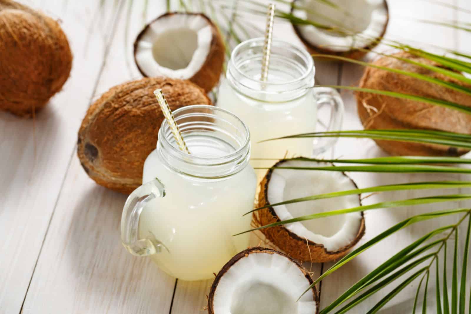 Agua de coco fresca en un vaso