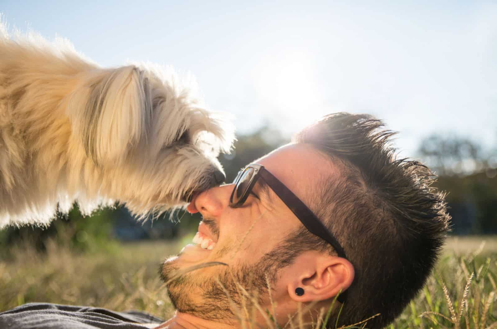 perro y joven divirtiéndose en un parque