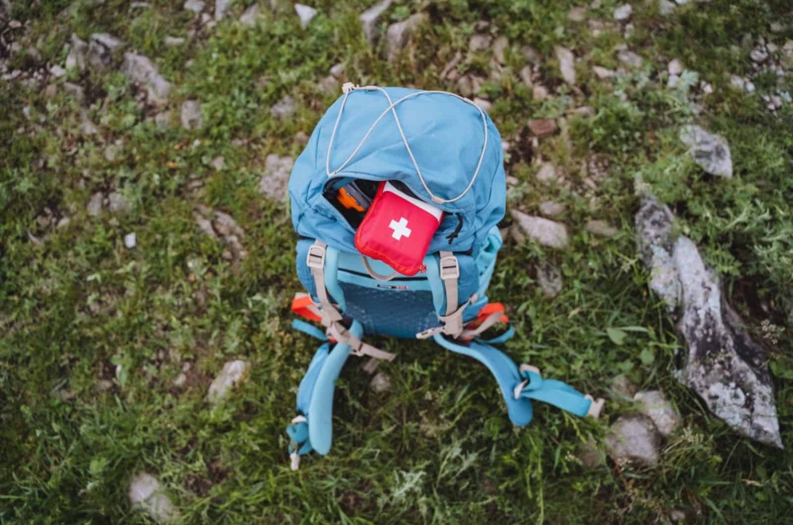 botiquín de primeros auxilios en una mochila para senderismo
