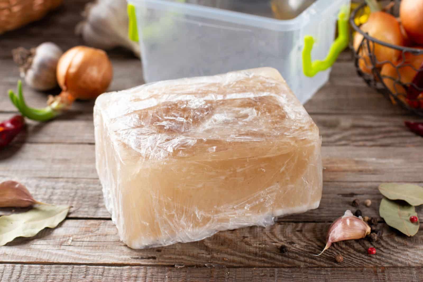 caldo de hueso congelado sobre la mesa