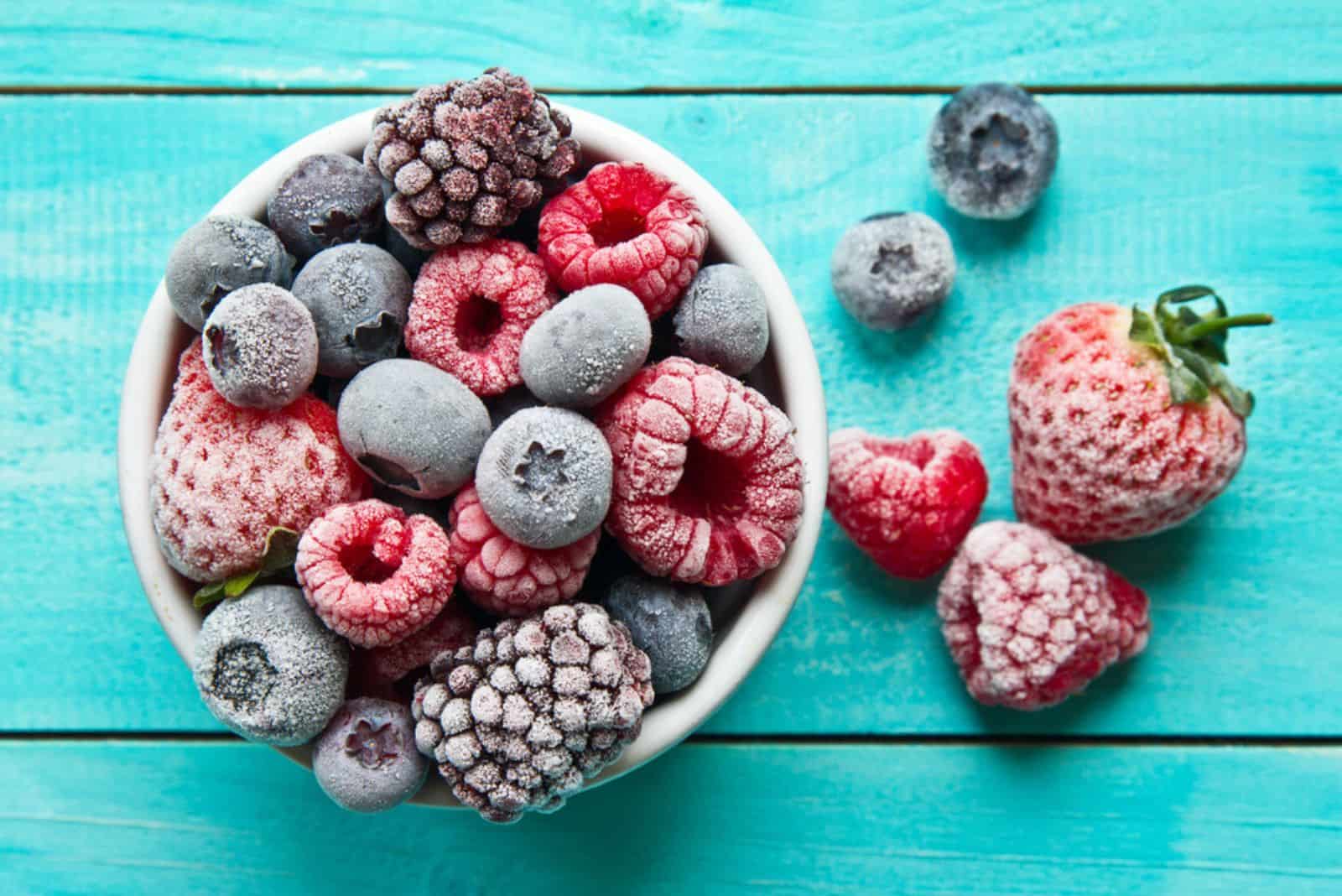 fruta congelada en un tazón