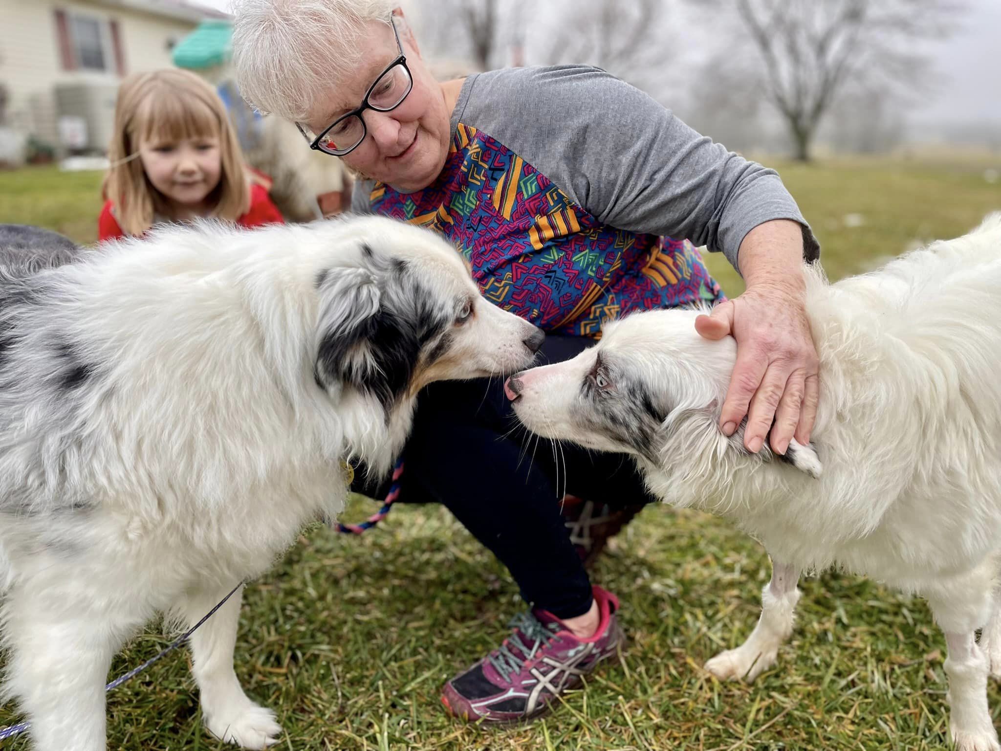 mujer mayor y dos perros