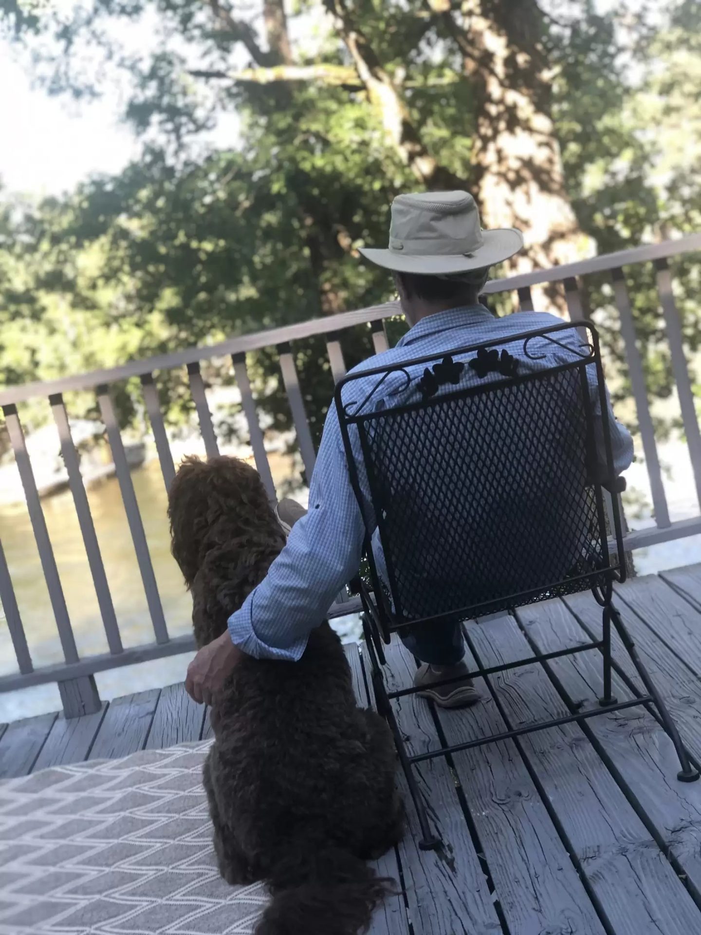 foto de hombre sentado y abrazando al perro