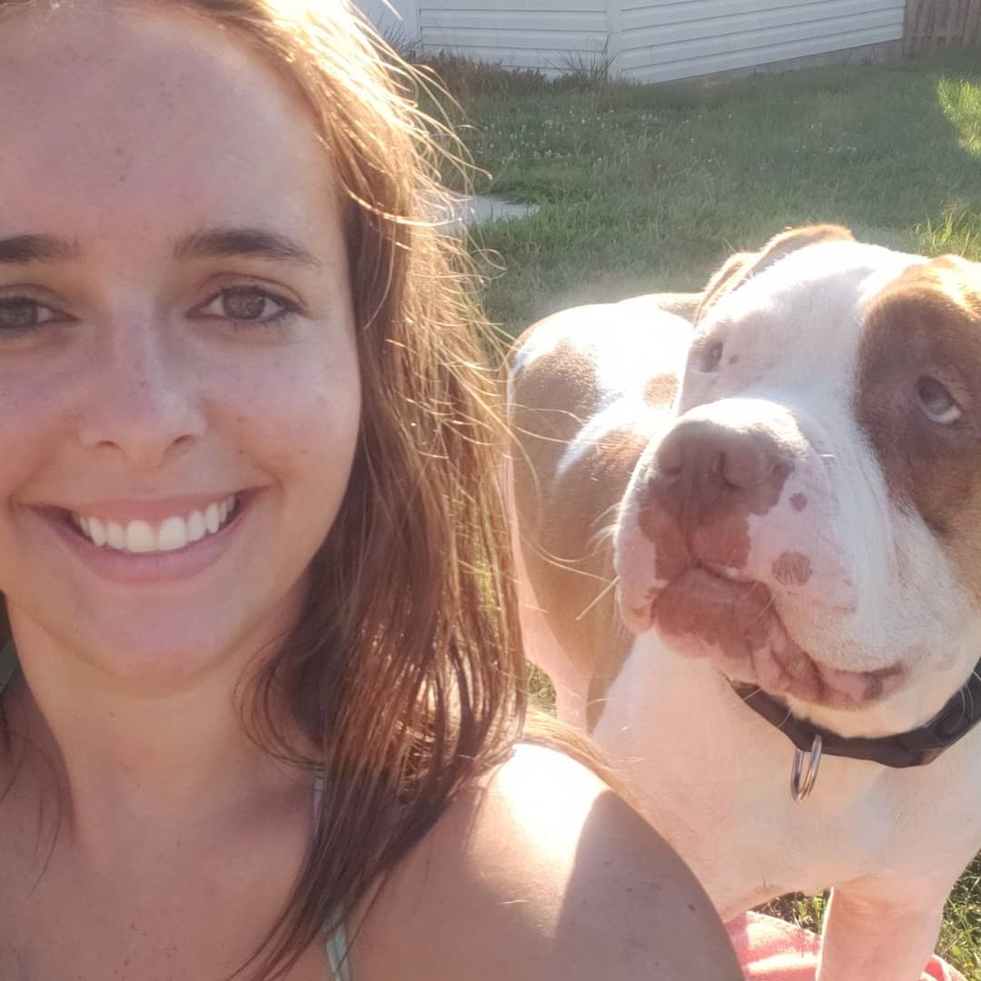 foto de mujer y un pitbull