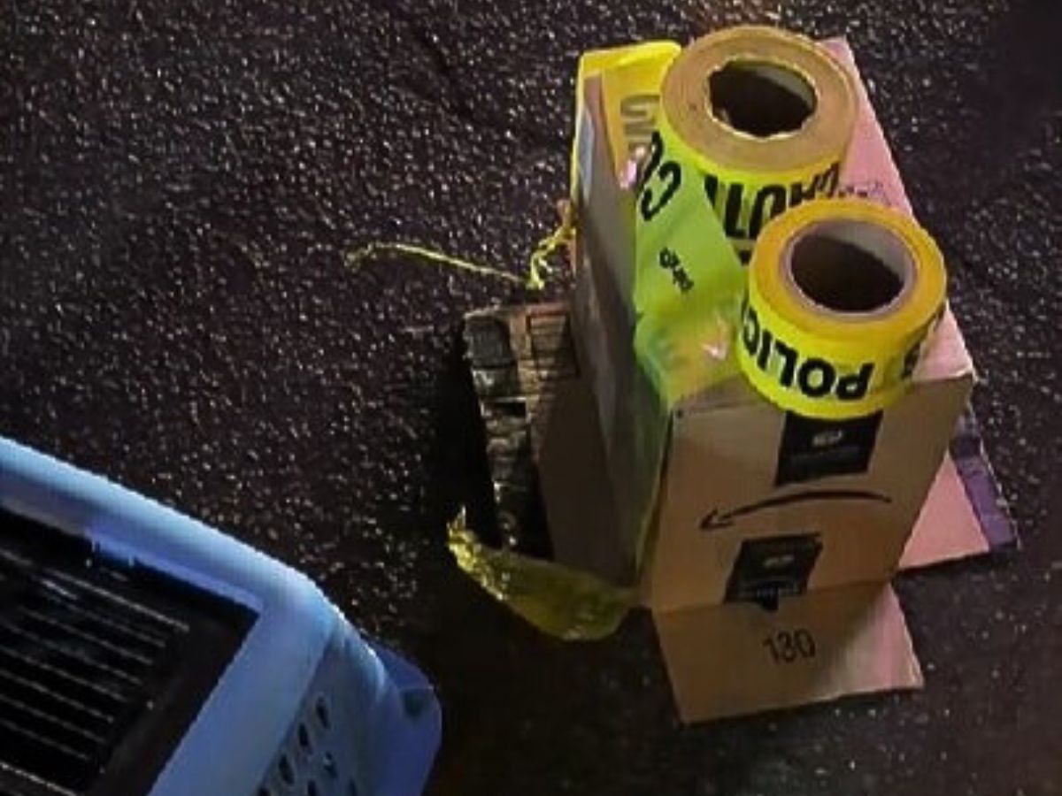 cinta policial en una caja