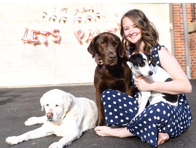 retrato de una niña con sus tres perros