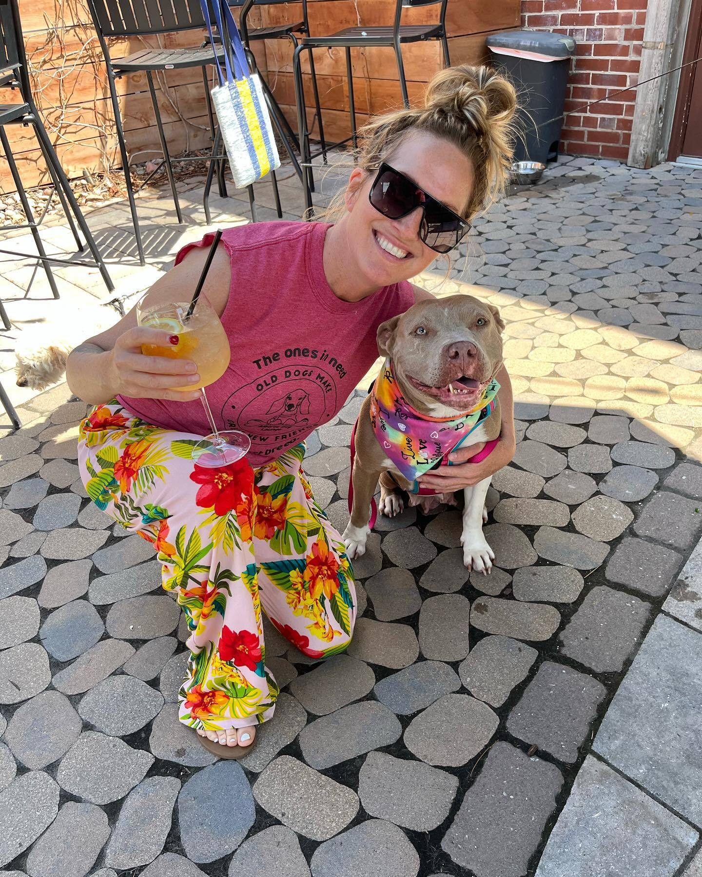 mujer sonriente posando con perro