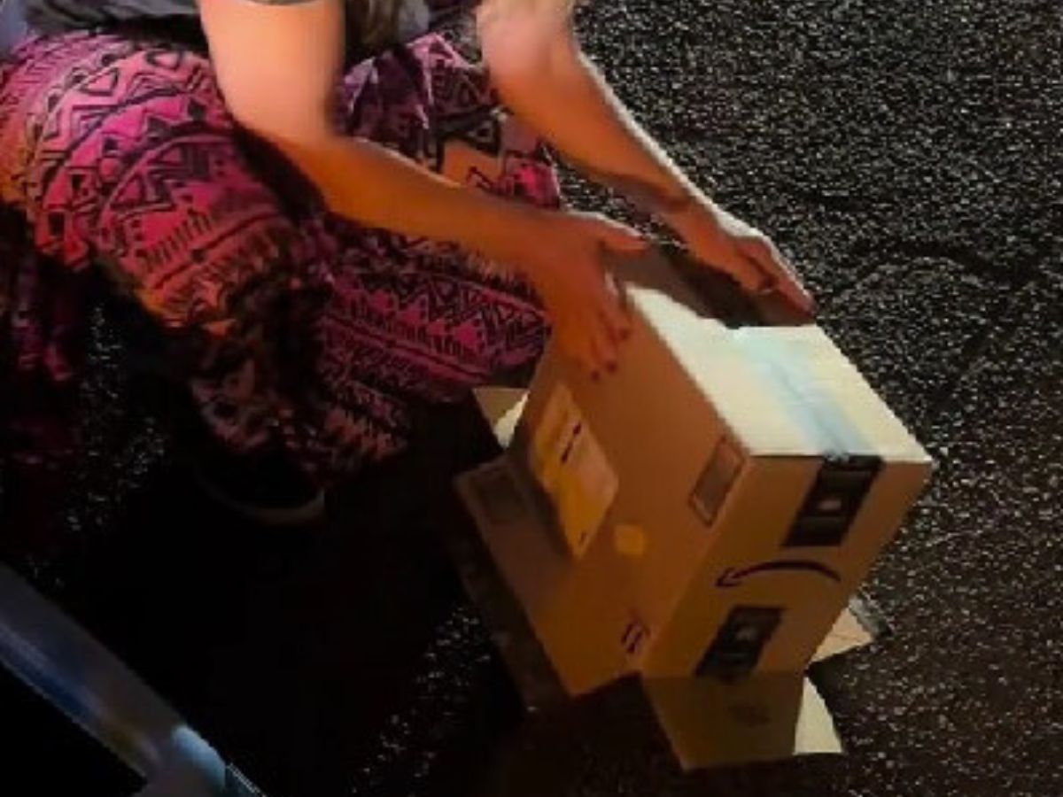 mujer sosteniendo una caja
