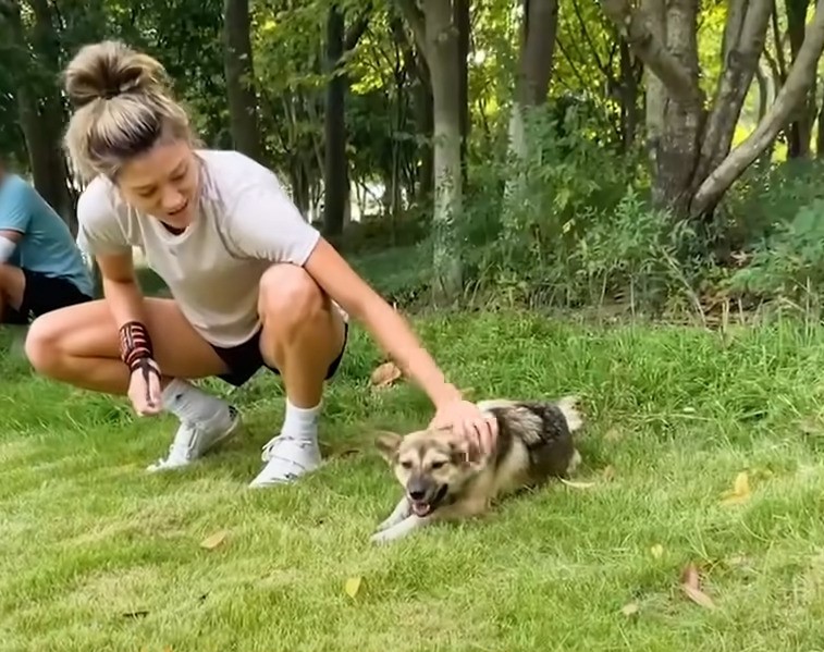 mujer acariciando perro