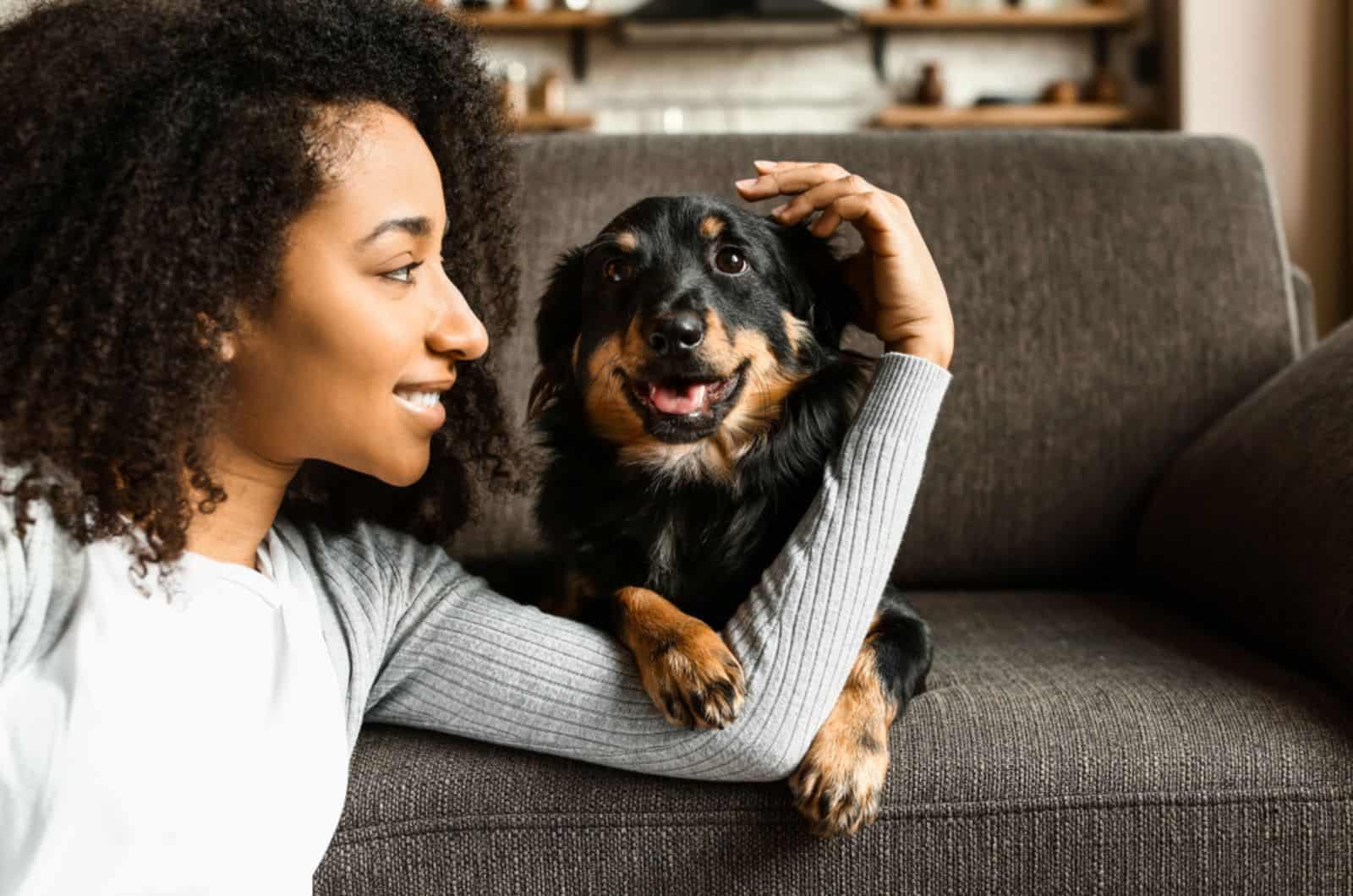 mujer con lindo perro en casa